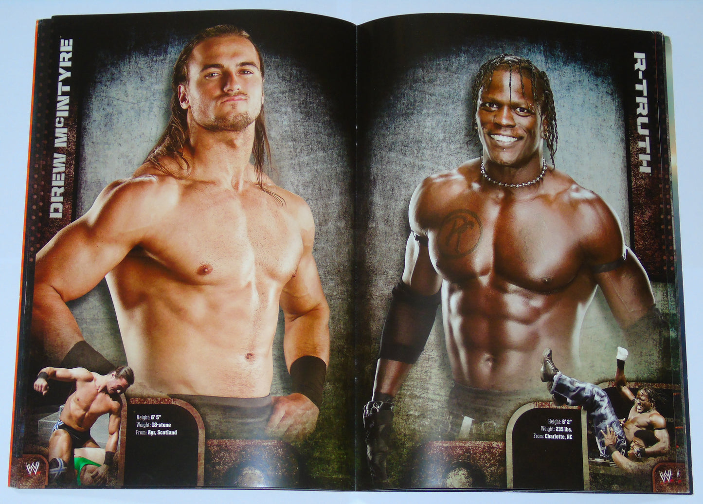 WWE Wrestling UK Tour 2010 Official Event Program Signed By Edge, Wade Barrett, Beth Phoenix, The Hart Dynasty & Rosa Mendes