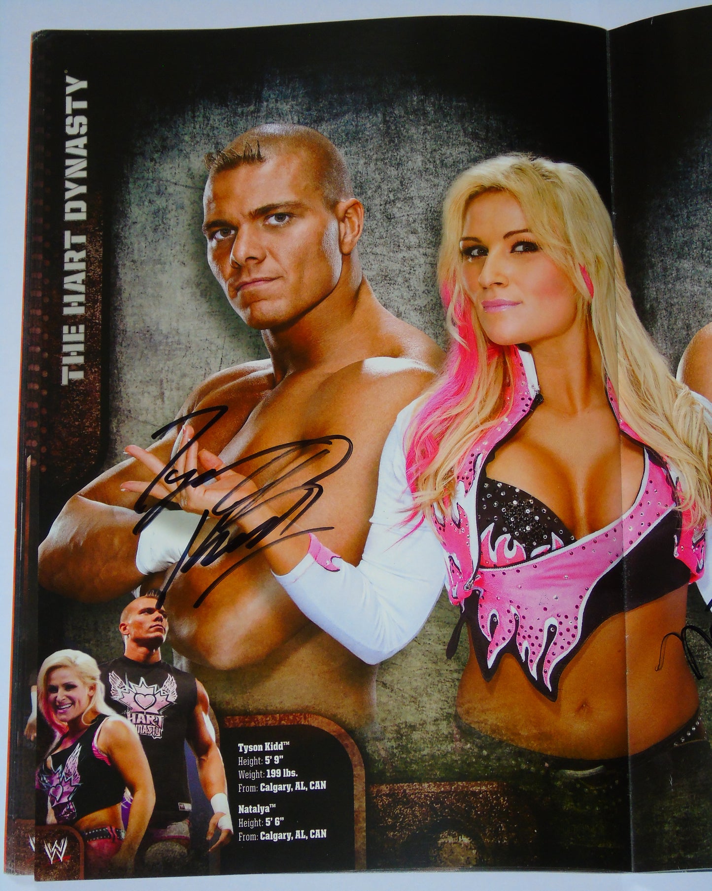 WWE Wrestling UK Tour 2010 Official Event Program Signed By Edge, Wade Barrett, Beth Phoenix, The Hart Dynasty & Rosa Mendes